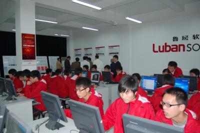 福州建筑工程职业中专学校与上海LB软件公司联合共建实训机房，学生在企业环境中进行学习